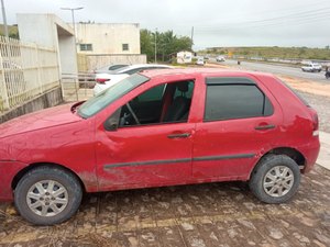 Carro 'depenado' é abandonado na zona rural de Junqueiro