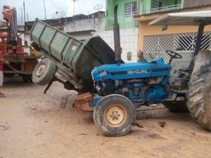 Trator perde controle e colide contra residência em São Miguel dos Campos