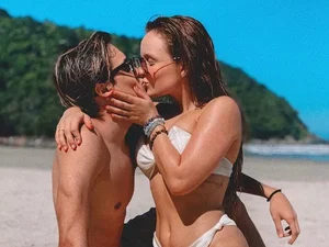 Larissa Manoela posta foto aos beijos com Léo Cidade na praia