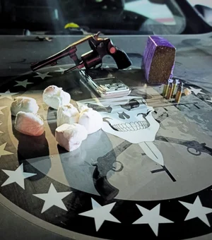 Homem é preso com arma, maconha e cocaína no município de Maragogi