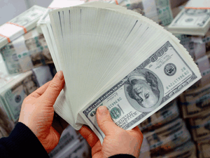 Dólar chega a R$ 4,207, maior valor nominal da história