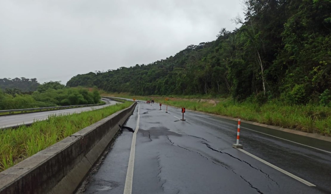 Trecho da BR-101 é interditado por conta de rachaduras causadas pela chuva