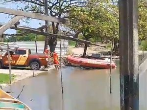 Bombeiros realizam buscas por corpo na Lagoa Mundaú