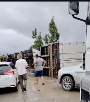 Carreta tomba na BR-101 e populares tentam saquear carga no município de Flexeiras