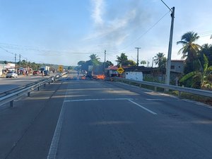 Após Prefeitura de Marechal não realocar barraqueiros, trabalhadores fecham AL-101 Sul