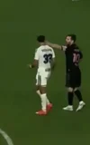 Messi é multado após dar tapa no rosto de adversário