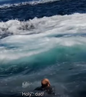 [Vídeo] Baleia derruba turista de barco e tenta engoli-lo durante um passeio