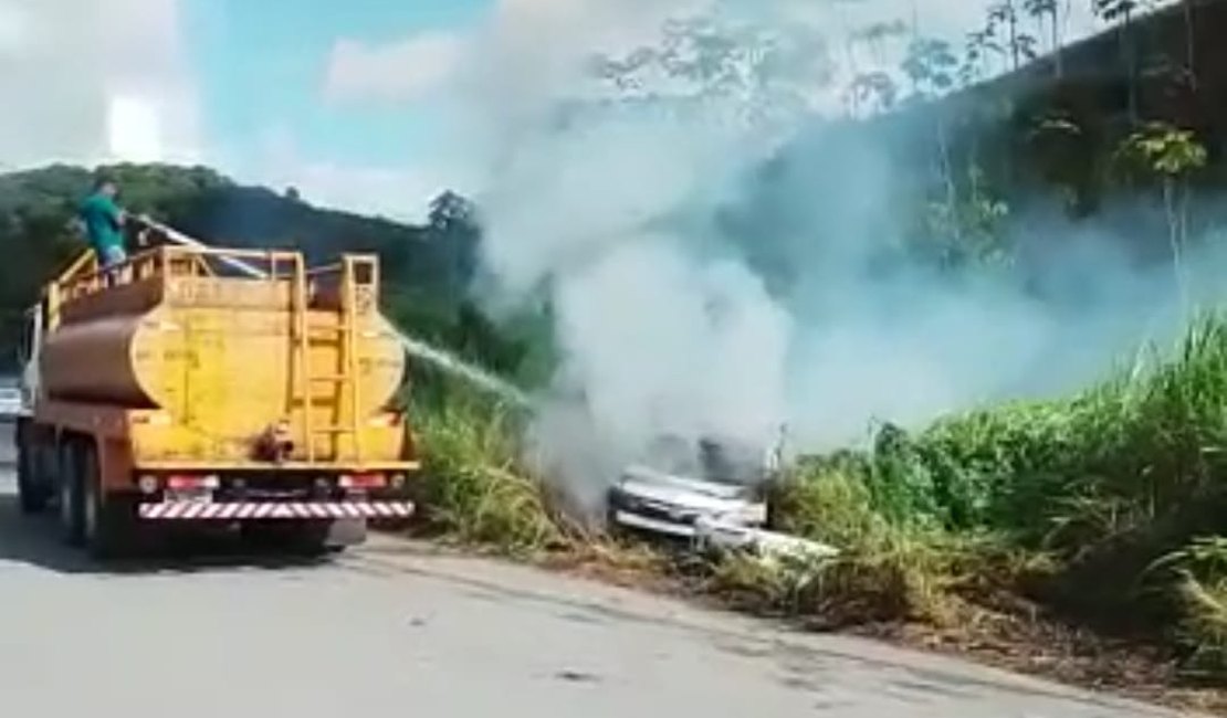 Carro capota e incendeia na rodovia AL 430