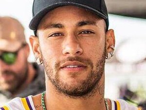 Neymar é flagrado bebendo e passando objeto 'estranho' para amigo