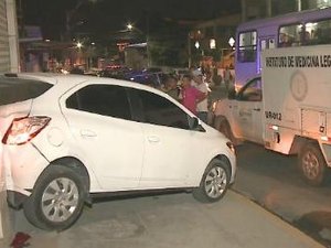 Sem saber dirigir, bandido rouba carro automático, bate e morre em acidente