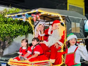 Prefeito de Junqueiro volta a surpreender e aparece como Papai Noel no acendimento das luzes natalinas