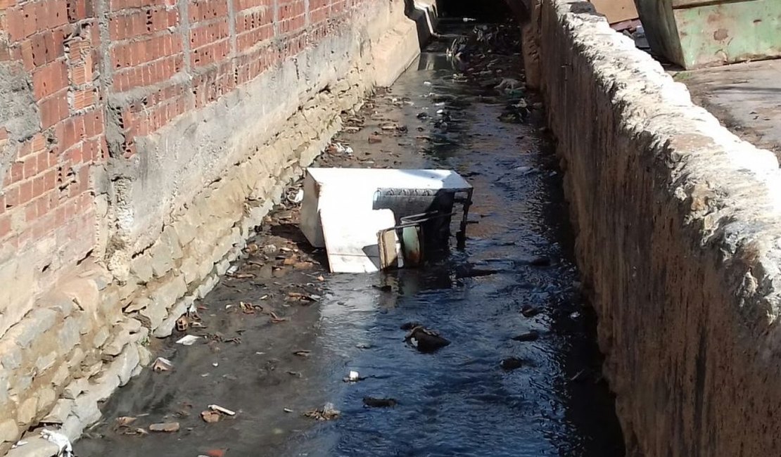 Equipes da Slum fazem limpeza no canal da Grota do Cigano