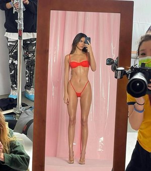 Foto de Kendall Jenner de microbiquíni vermelho impressiona e web compara: 'Corpo da Barbie'