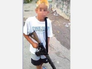 Polícia investiga imagens de menino com fuzil em Angra dos Reis 