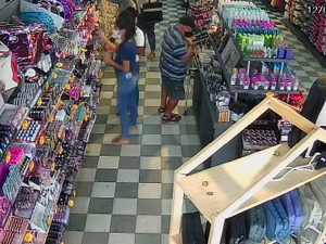 Idoso com muleta é flagrado furtando objetos em loja de Arapiraca