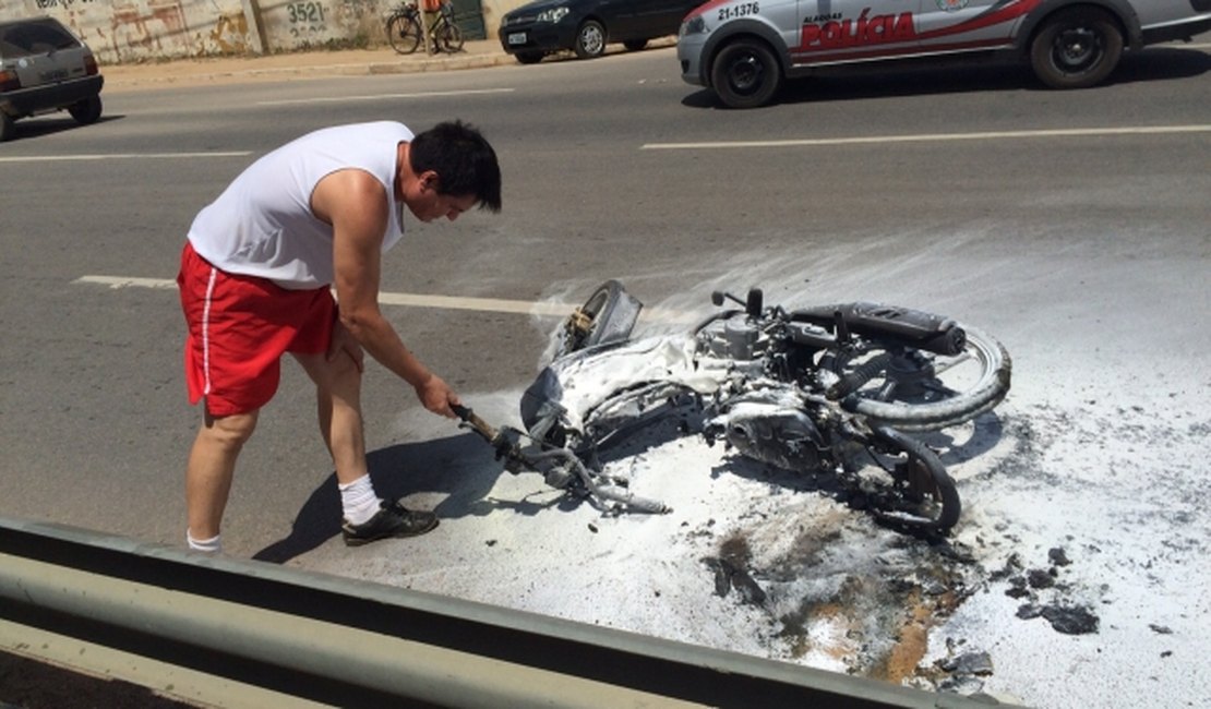 Moto cinquentinha pega fogo na Avendida José Alexandre