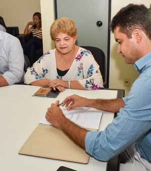 Rui Palmeira assina contrato para serviço de transporte escolar