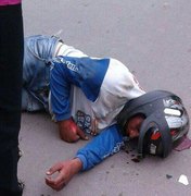 Mototaxista sofre acidente ao tentar empinar moto 