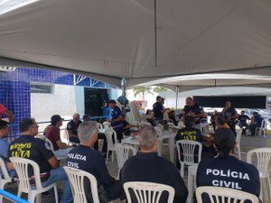 Policiais civis realizam ato em frente à Central de Flagrantes