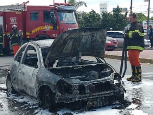 Carro pega fogo em via pública de Maceió