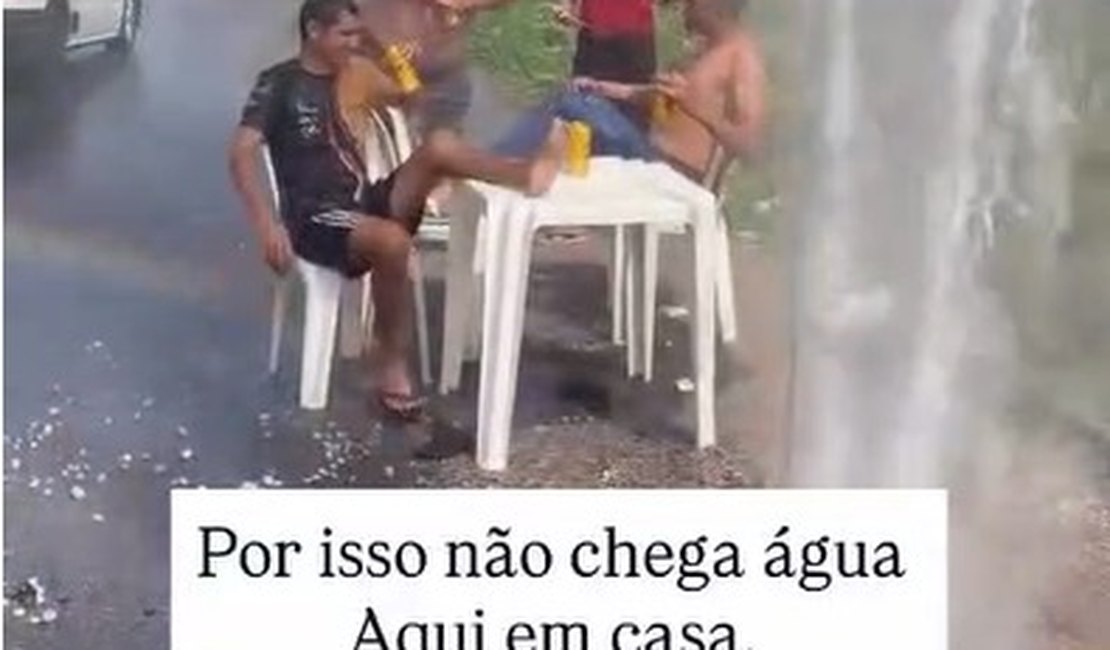 Moradores brincam com vazamento em meio à crise d’água em Arapiraca