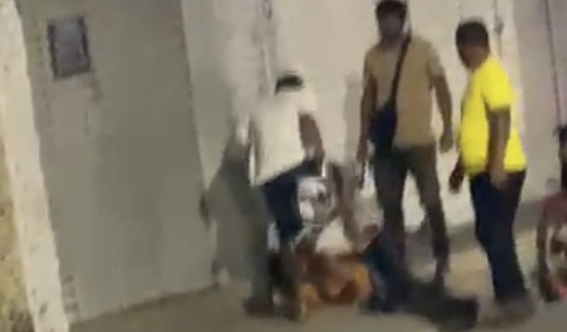 Homem é agredido por populares após ser acusado de assaltos em Arapiraca