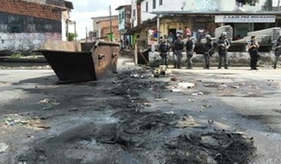 Trânsito fica lento em bairro de Maceió depois de moradores queimarem pneus