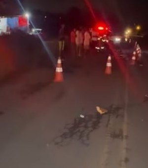 Mulher cai da moto e morre ao ser atropelada por caminhão ﻿na AL-115, em Arapiraca