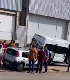 Van de transporte intermunicipal tenta ultrapassar carro e acaba batendo em poste em Arapiraca