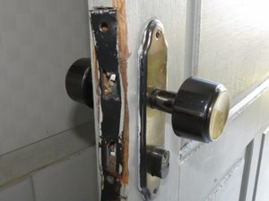Criminosos invadem escola e furtam geladeira e botijão de gás