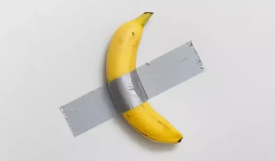 Visitante come banana de obra de arte avaliada em R$ 33 milhões em museu da França