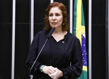 Defesa de Zambelli diz à Câmara que vai devolver apartamento funcional até 15 de julho