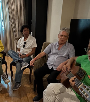 Caetano, Chico, Djavan e Gil cantam juntos antes de ato musical no RJ; veja