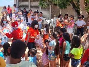 Comunidades de Arapiraca recebem ação natalina promovida pela vereadora Dra. Fany