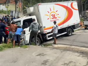 Caminhão de transportadora fica preso em buraco na Ladeira da Moenda, em Maceió