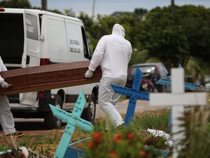 Falta de informação leva famílias a descobrirem que ente morreu com suspeita de Covid por funerárias