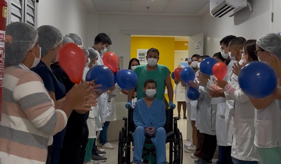 Adolescente recebe alta após transplante cardíaco no Hospital do Coração Alagoano