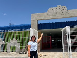 Prefeita Ziane Costa visita obras da Creche Cria no bairro Novo Horizonte, em Delmiro