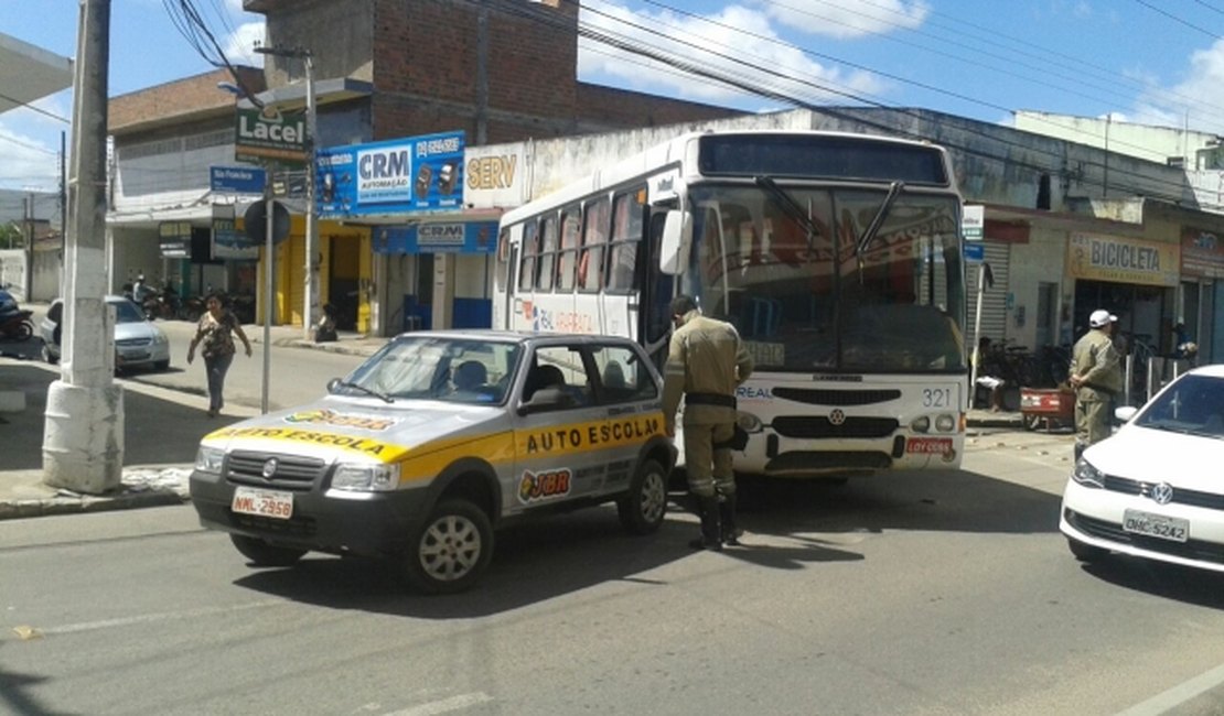 Ônibus colide na traseira de veículo de autoescola em Arapiraca