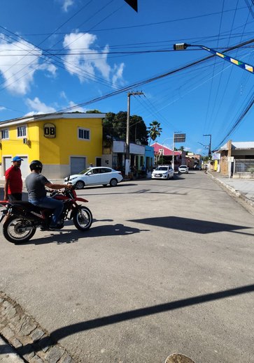 Casal trabalha para retomar abastecimento de água no Passo de Camaragibe