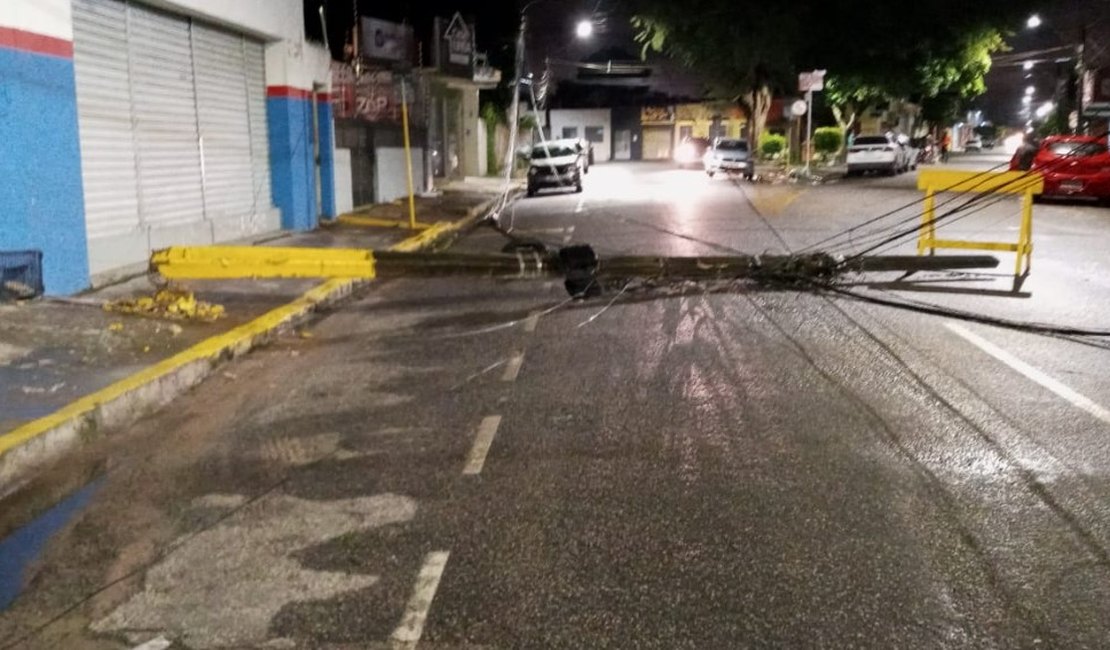 Poste caído em rua de Arapiraca oferece risco a condutores e pedestres