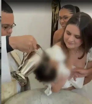Padre evita falar nome de bebê em batizado; saiba o motivo