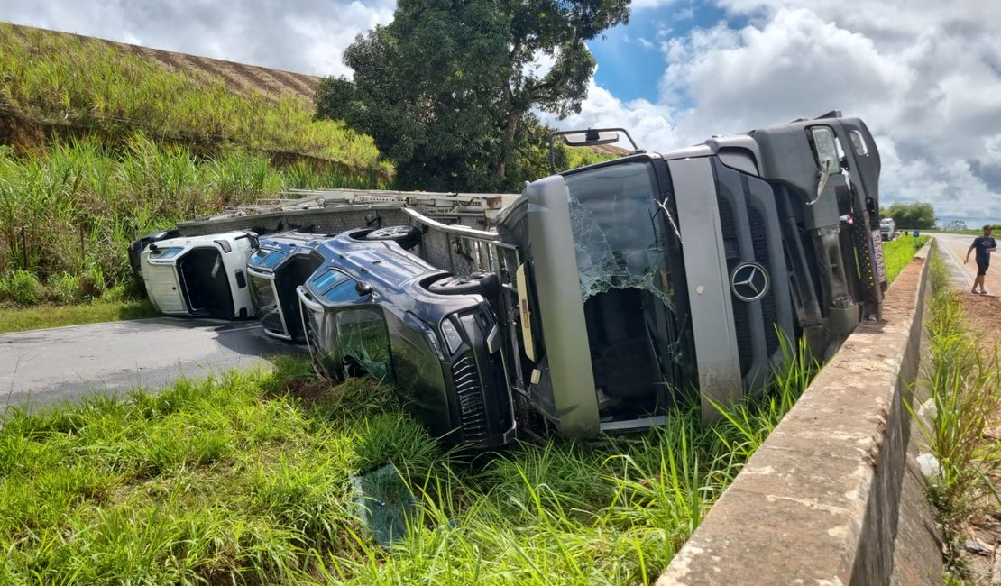 Carreta-cegonha tomba na pista e interdita rodovia BR-101 em Novo Lino
