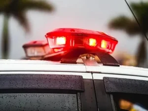 Polícia investiga estupro após flagrar homem seminu dentro de carro com adolescente de 14 anos