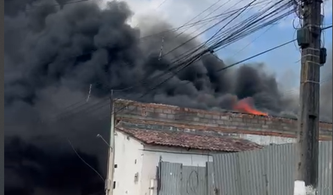 [Vídeo] Fábrica de estofados pega fogo no bairro Planalto, em Arapiraca