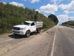 Condutor perde controle e veículo capota em Porto Calvo