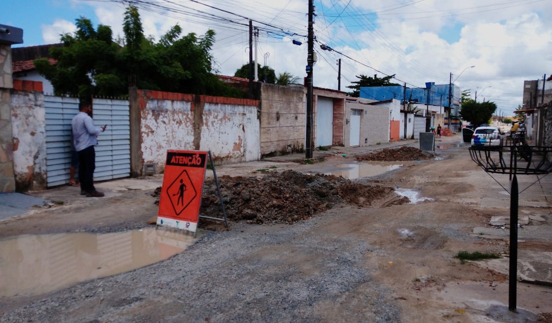 Vazamento causa transtornos para moradores do bairro do Benedito Bentes