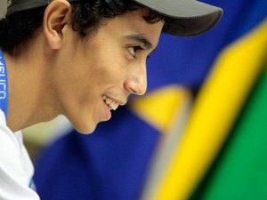 Estudante que pedia esmola vai estudar medicina no Canadá