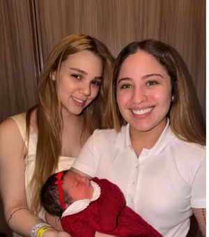Mari Fernandez posta fotos da filha recém-nascida e se declara à esposa: 'Minha sorte'
