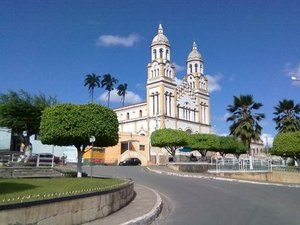 Jovem é preso após ameaçar populares e esfaquear homem, em Igreja Nova